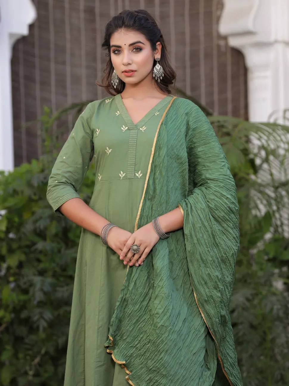 Jaipur Kurti Green Embroidered Straight Viscose Musline Kurta With Pant & Net Dupatta