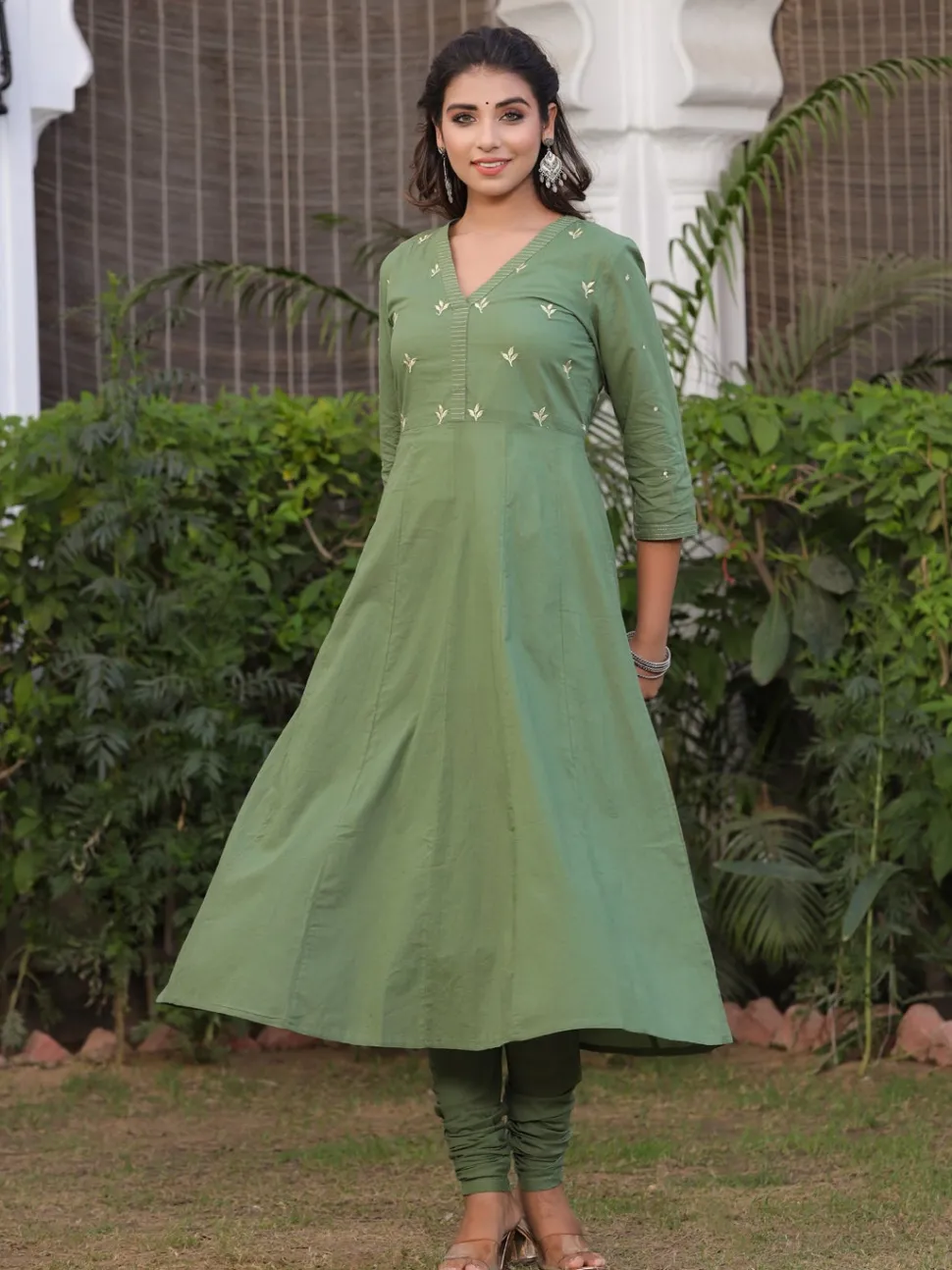Jaipur Kurti Green Embroidered Straight Viscose Musline Kurta With Pant & Net Dupatta